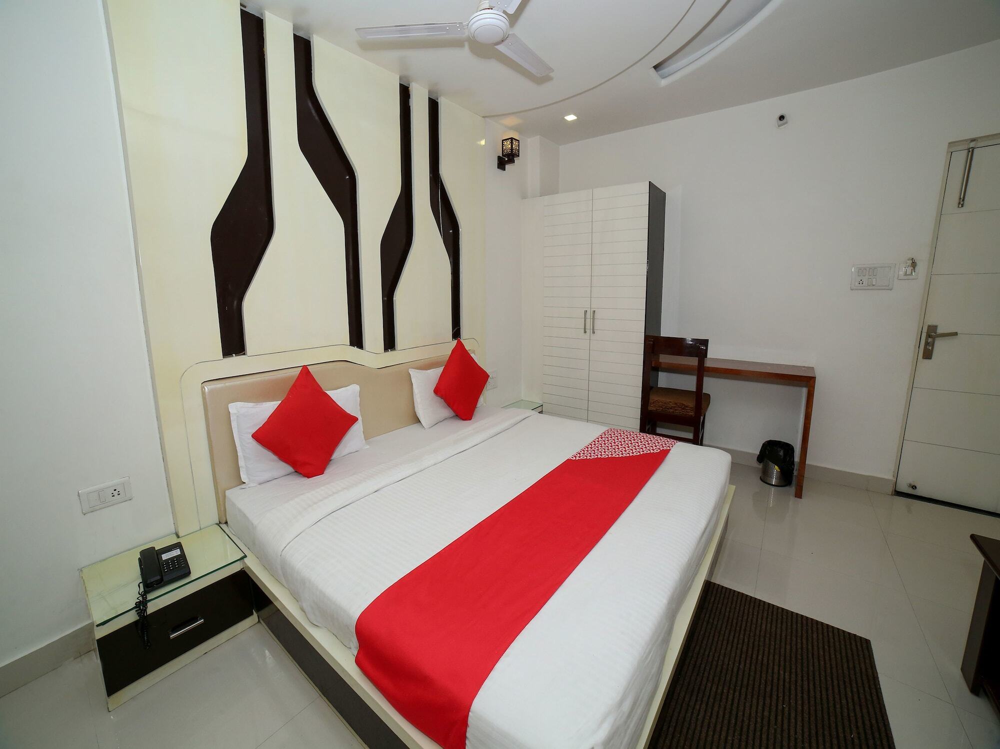Oyo 7367 Hotel Dessert Palm Gwalior Bagian luar foto